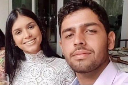 Casal encontrado morto nos Estados Unidos. Mulher de blusa branca de renda e homem de camisa social e camisa social cor de rosa - Metrópoles