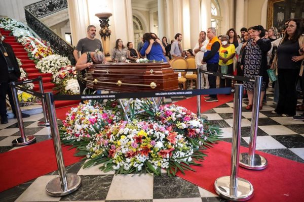 Foto colorida da cerimônia de despedida do ex-deputado federal David Miranda - Metrópoles