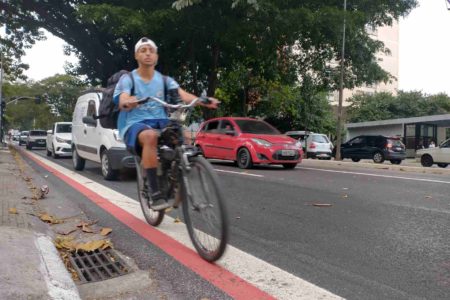 imagem colorida mostra ciclista em são paulo. Prefeito Ricardo Nunes prometeu ampliar as ciclofaixas na cidade - Metrópoles