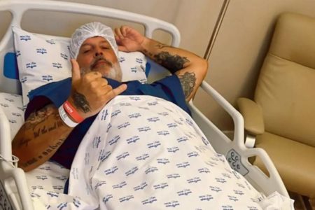 Na foto, Alexandre Frota posa em uma cama de hospital - Metrópoles