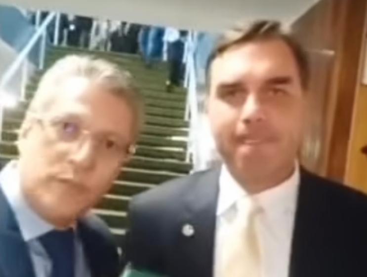 Bolsonarista e Flávio Bolsonaro