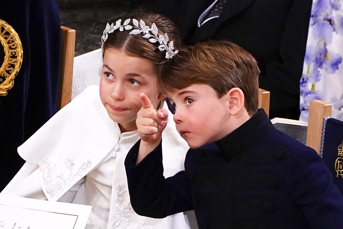 Foto colorida de menina e menino conversando. Ele está apontando para algo - Metrópoles
