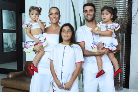 Ivete Sangalo com filha no colo ao lado de Daniel Cady, que segura a outra menina, e Marcelo - metrópoles