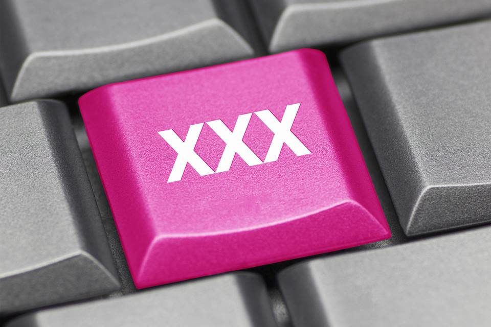 Teclado com tecla rosa com xxx - Metrópoles