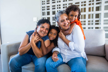 Na foto, a Chef Raquel Amaral, a esposa Fabrícia e as filhas Carol e Ana Lara - Metrópoles