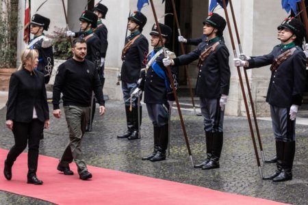 Imagem colorida mostra a primeira-ministra da Itália, Giorgia Meloni, e o presidente da Ucrânia, Volodymyr Zelensky - Metrópoles