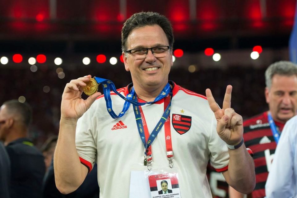 Rodrigo Dunshee com uniforme do Flamengo e medalha