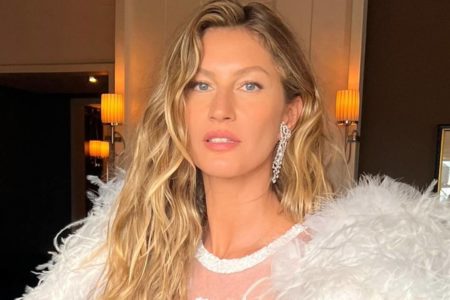 Gisele Bündchen com look branco - Metrópoles