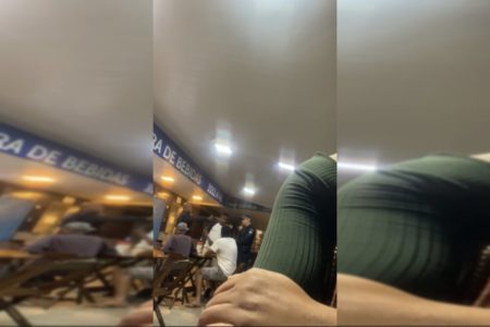 Homem conversa com policiais militares em mesa de bar. Imagens de celular