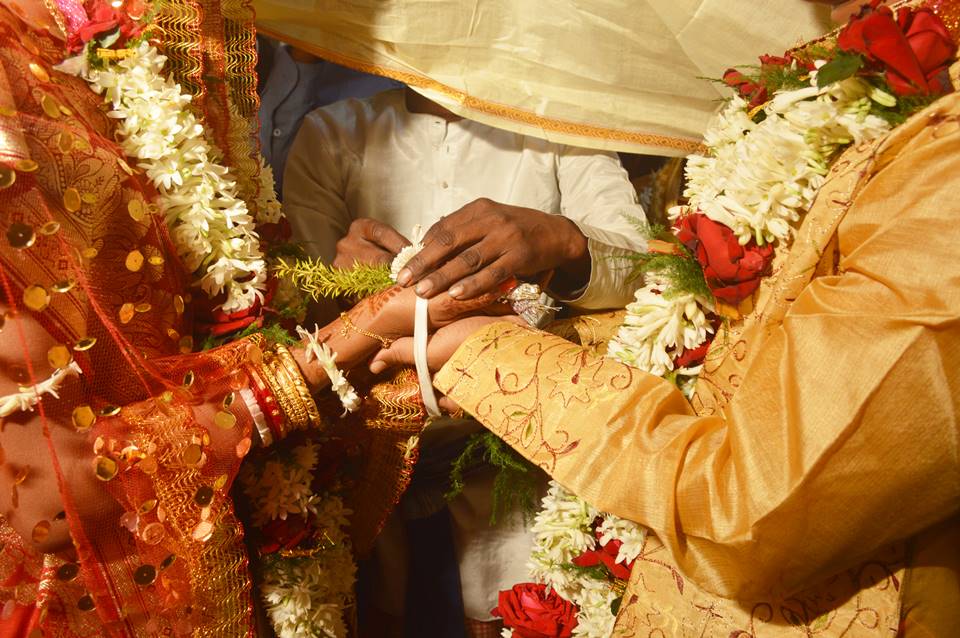 Foto em close de casamento indiano - Metrópoles