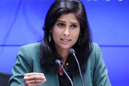 Imagem colorida de Gita Gopinath, do FMI