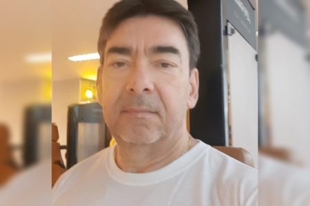 Imagem do ex-médico ginecologista Lauro Estevão Vaz Curvo, filho de Zely Alves Curvo, mulher morta em incêndio em Águas Claras no último dia 31 de maio. Leandro está de camiseta branca, sem óculos.