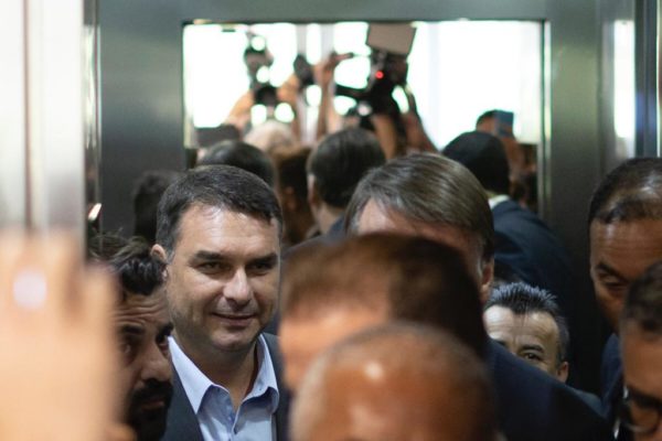 Ex-presidente Jair Bolsonaro cercado por jornalista na saída do anexo I do Senado Federal, após reunião com o filho Flávio Bolsonaro - metrópoles