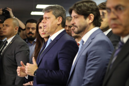 Fotografia colorida de Tarcísio de Freitas e André do Prado, presidente da Alesp - Metrópoles