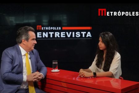 Foto colorida mostra o senador Ciro Nogueira (PP-PI) sendo entrevistado pela jornalista Sandy Mendes - Metrópoles