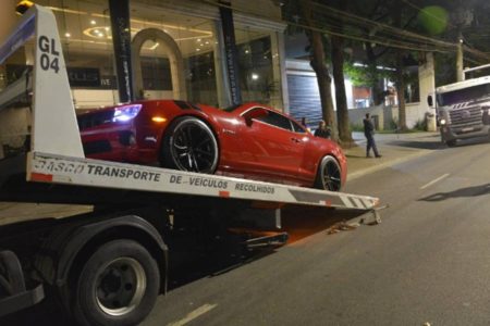 Imagem colorida de carros apreendidos em operação contra racha em SP