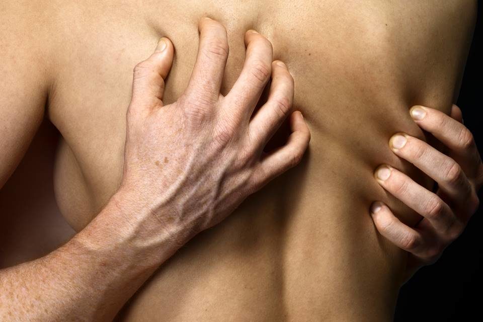 Foto colorida em close de mãos arranhando costas nuas - Metrópoles