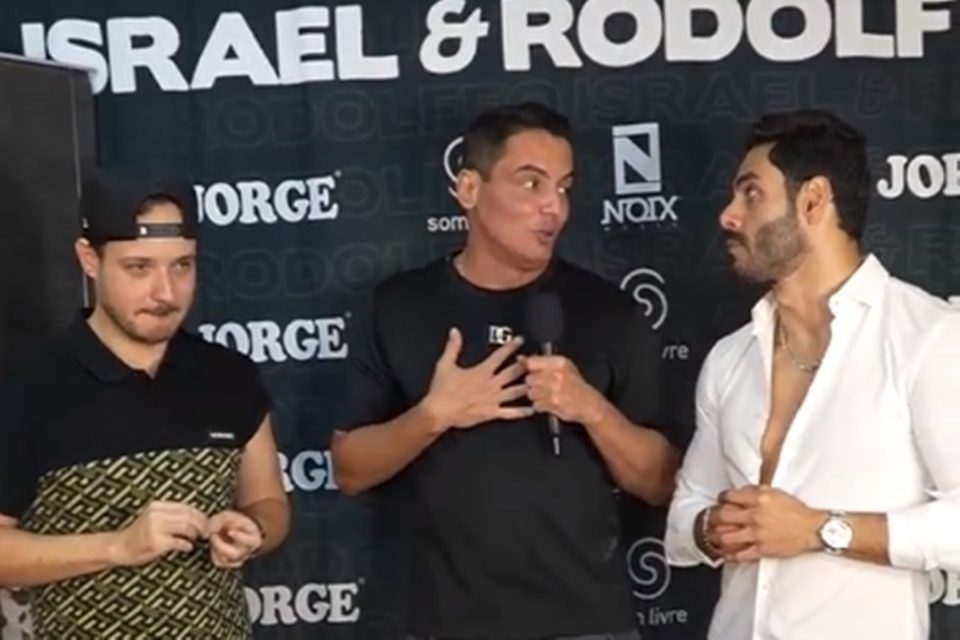 Print colorido de entrevista de Israel e Rodolffo a Leo Dias