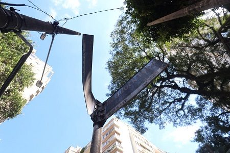 Placas tortas na rua Haddock Lobo