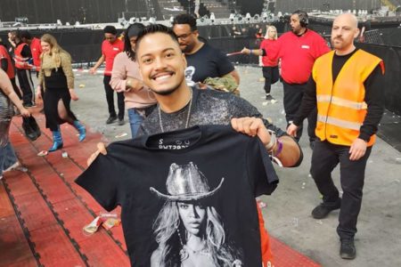 homem segura blusa com rosto de beyoncé - metrópoles