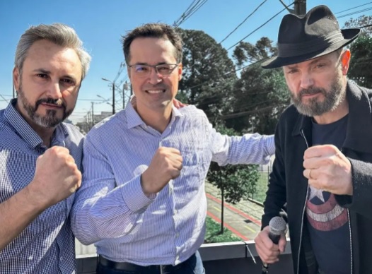 Deltan Dallagnol posa com deputados estaduais do Paraná durante carreata em Curitiba