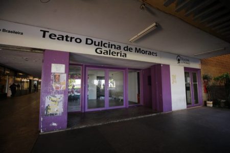 prédio da entrada do Teatro e da Faculdade Dulcina