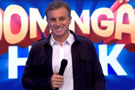 Imagem colorida de Luciano Huck no Domingão - Metrópoles