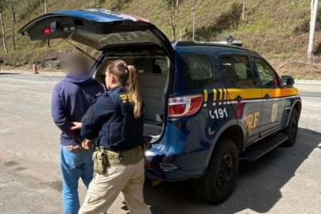 Imagem colorida: homem é acompanhado por agenda da PRF para viatura - Metrópoles