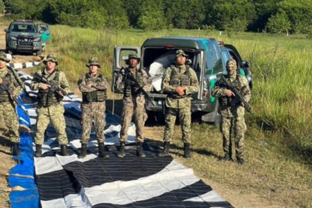 Imagem colorida: policiais posam sob balão apreendido - Metrópoles