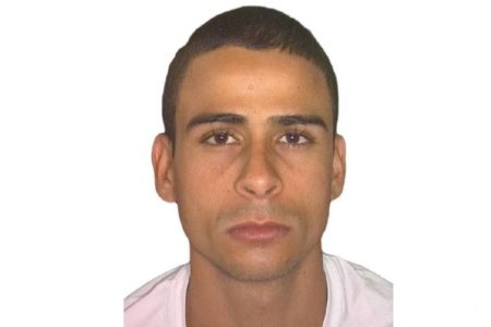 Foto 3 x 4, de jovem com camiseta cor-de-rosa fundo branco - Metrópoles