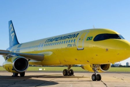 Imagem colorida de avião da Itapemirim, na cor amarela, na pista de pouso de aeroporto