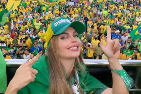 Imagem mostra ex-primeira dama da Paraíba, Pamela Bório, vestida com as cores da bandeira do brasil em cima de um carro de som - Metrópoles