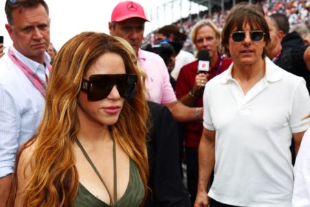 Foto colorida de Shakira e Tom Cruise - Metrópoles