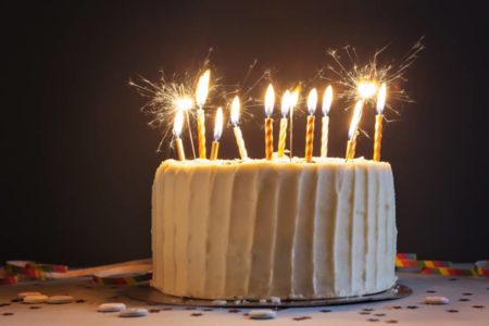 Imagem colorida: Bolo de aniversário com velas - Metrópoles