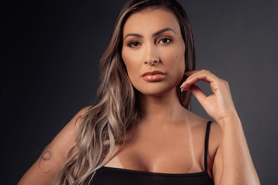 Foto colorida de frente da modelo Andressa Urach - Metrópoles