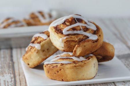 Pãozinho de canela em cima de prato branco - Metrópoles