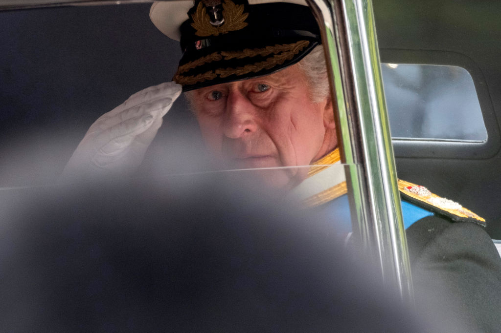 rei charles iii dentro de um carro no funeral da rainha elizabeth ii