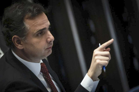 Presidente do Congresso Nacional, Rodrigo Pacheco (PSD), na mesa da presidência no plenário do Senado