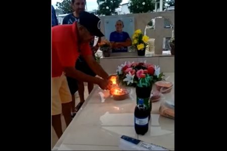 Vídeo que viralizou nas redes sociais mostra homem comemorando o próprio aniversário sobre um túmulo - Metrópoles