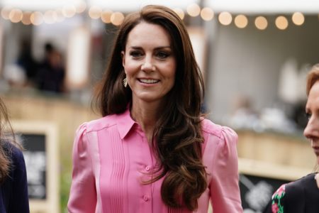 Foto colorida de mulher branca, cabelo castanho e roupa rosa - Metrópoles