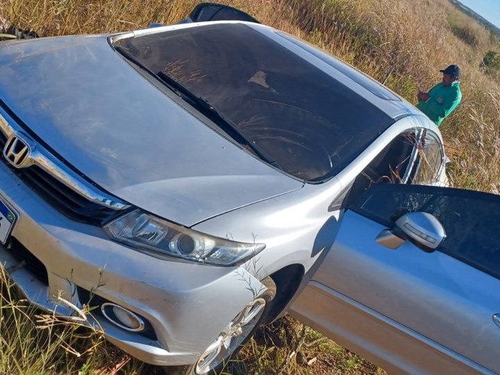 carro abandonado em milharal