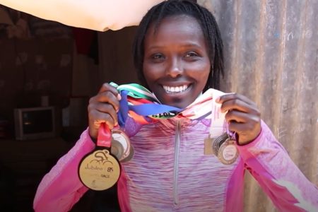 Imagem colorida mostra Monica Wambui é ciclista no Quênia - Metrópoles