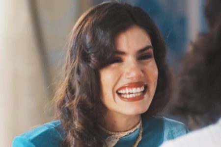 Imagem colorida de Marê (Camila Queiroz), personagem da novela Amor Perfeito - Metrópoles