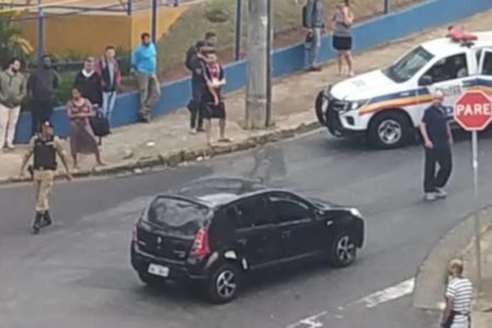 Imagem mostra carro alvo de tiros em frente a uma escola de Belo Horizonte. Um homem morreu - Metrópoles