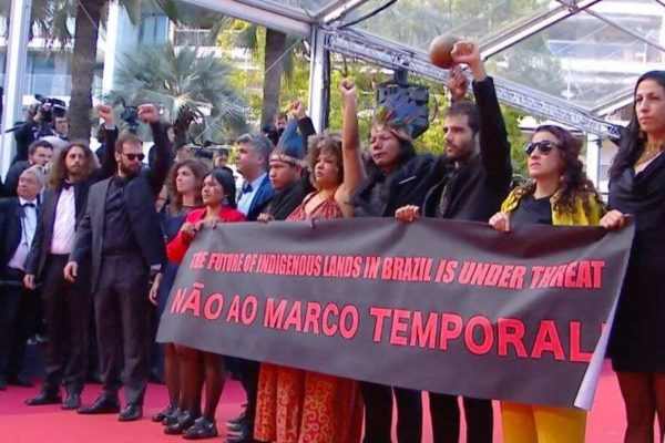 Na imagem com cor, um grupo de pessoas em um tapete vermelho - Metrópoles