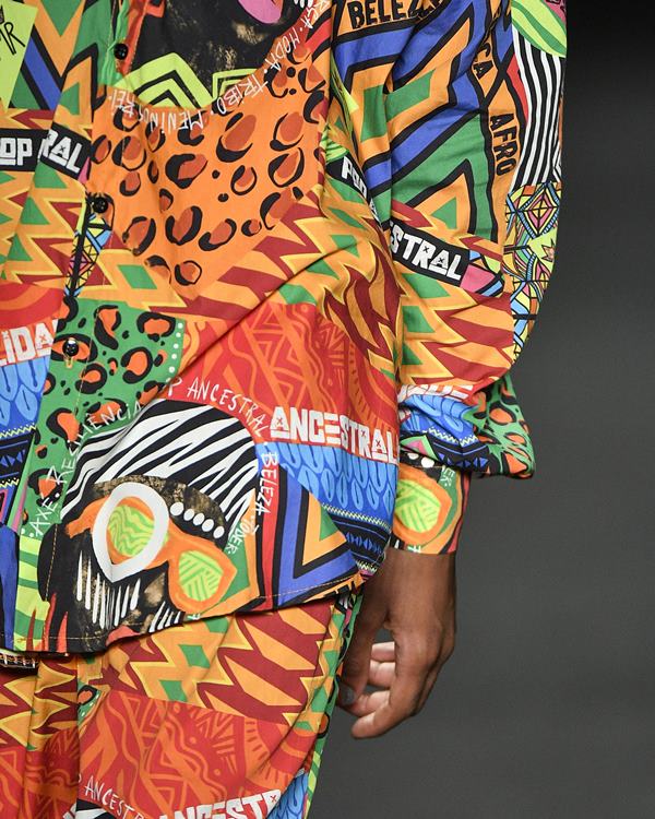 Close em roupa estampada usada por modelo em desfile - Metrópoles