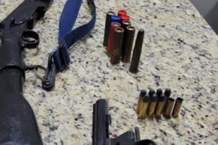 Armas apreendidas com ladrões que pegaram no sono durante assalto