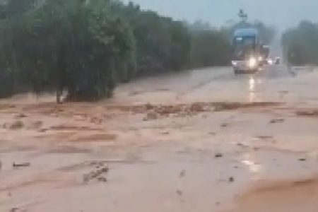 Foto colorida de rua alagada devido as fortes chuvas na Bahia - Metrópoles