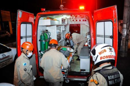 Foto colorida de homem esfaqueado sendo levado para UPA em Campo Grande - Metrópoles