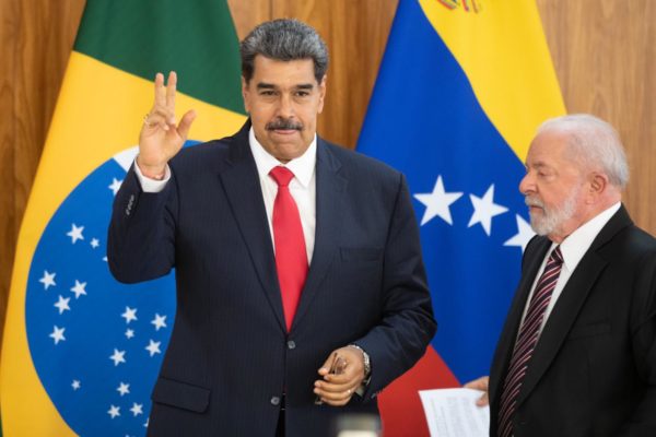 Imagem colorida mostra Nicolás Maduro e Lula durante evento em Brasília - Metrópoles